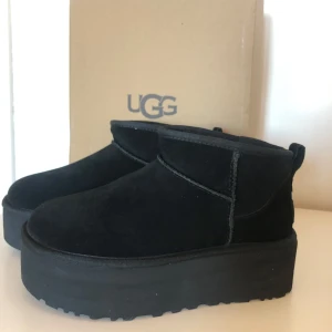 Ugg ultra mini platform - Svarta superfina uggs, helt nya och i sin orginalkartong. Endast testade inomhus. Varma och gosiga till hösten och vintern. Strl 38 passar även 39🍁 Nypris: 2200kr
