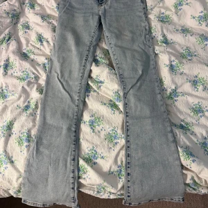 Ljusblåa bootcut jeans från Bikbok - Använd bara en gång, säljer då dom inte kom till användning 