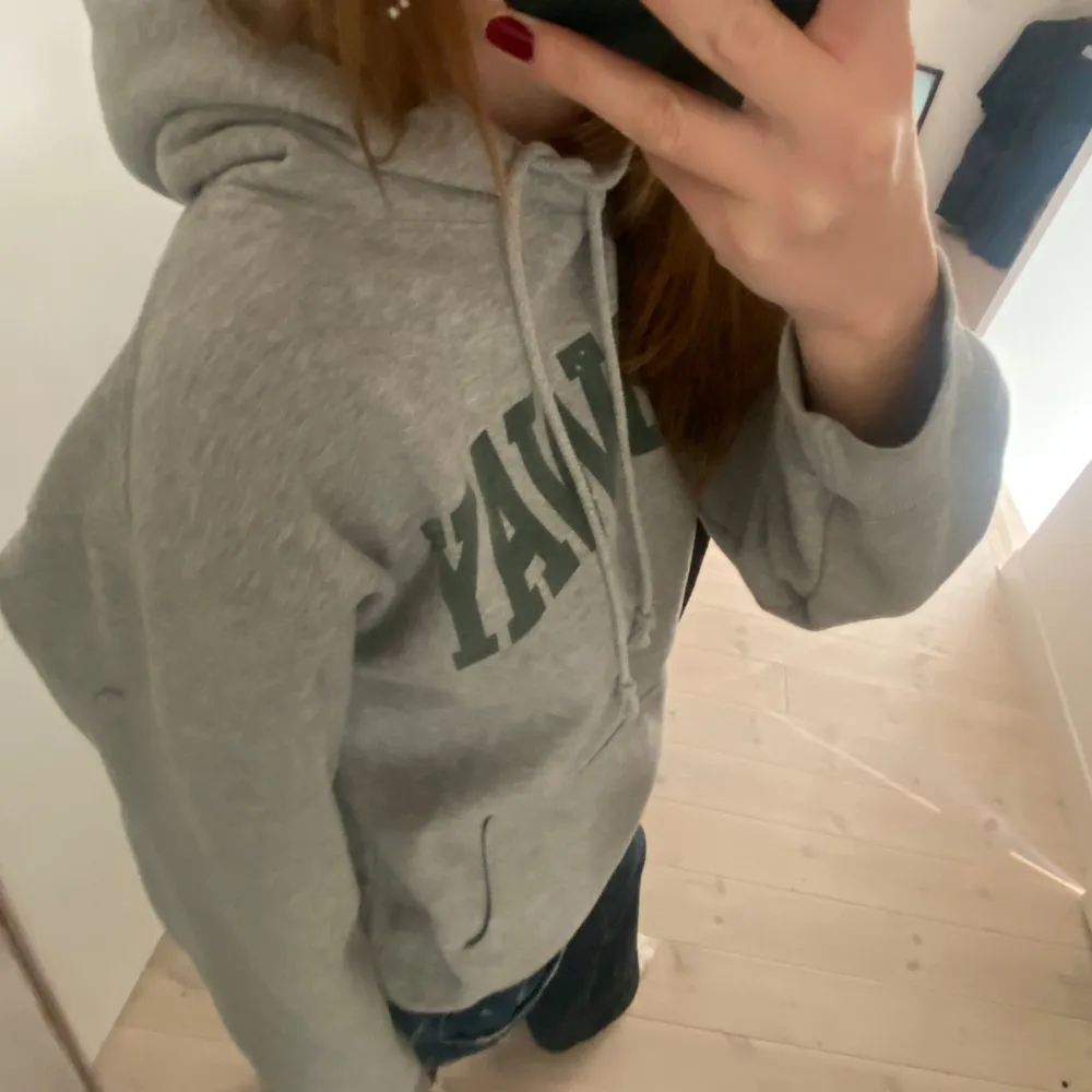 Så mysig! One size men sitter ungefär som M. Nyskick! Hör gärna av dig om du har några frågor!😊💞. Hoodies.