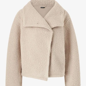 Beige Teddy jacka Gina tricot  - Säljer denna supermysiga Teddy jacka från ginatricot som är slutsåld på hemsidan, superfint skick och knappt använd!