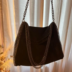 Svart Stella McCartney liknande väska! - Super fin svart Stella McCartney liknande väska!!