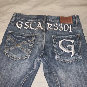 G Star Jeans  - Säljer dessa G Star Jeans då dom inte riktigt används, bra skick och super skönt Material! (Raw denim Originals) Kom privat för fler bilder eller frågor💕 Orginal pris: 1400