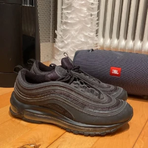 Nike Air Max 97 - Original pris: 2000kr! Jag säljer dessa skor för 600kr då dom inte kommer till användning längre. Ända defekten på skon är högra skosnöret men syns inte så mycket.