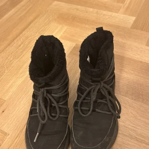 Ett par svarta vinter skor - Ett par svarta vinterskor från puma, är i bra skick men det finns tecken på användning. I storlek 37🖤