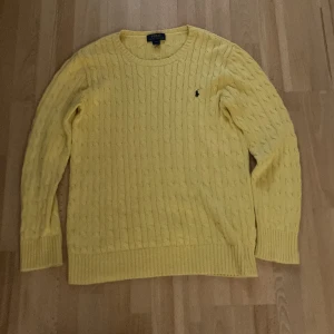 Gul Ralph lauren tröja - Riktigt snygg tröja för ett schyst pris!🔥 Det står att storleken på den är xl men jag skulle säga den är en storlek S!👌(priset går att diskuteras)