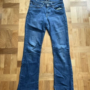 Levis jeans - Säljer dessa riktigt snygga jeans från Levis! Märke: Levis Storlek: 30