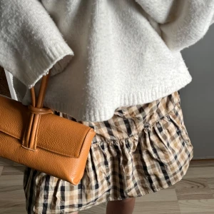 Höst kjol  - Så fin rutig kjol som passar till alla stickade tröjor i beige/brun/vit/svart.  Är i storlek 40 men jag stylar genom att vika ned den så då passar den även XS-M!