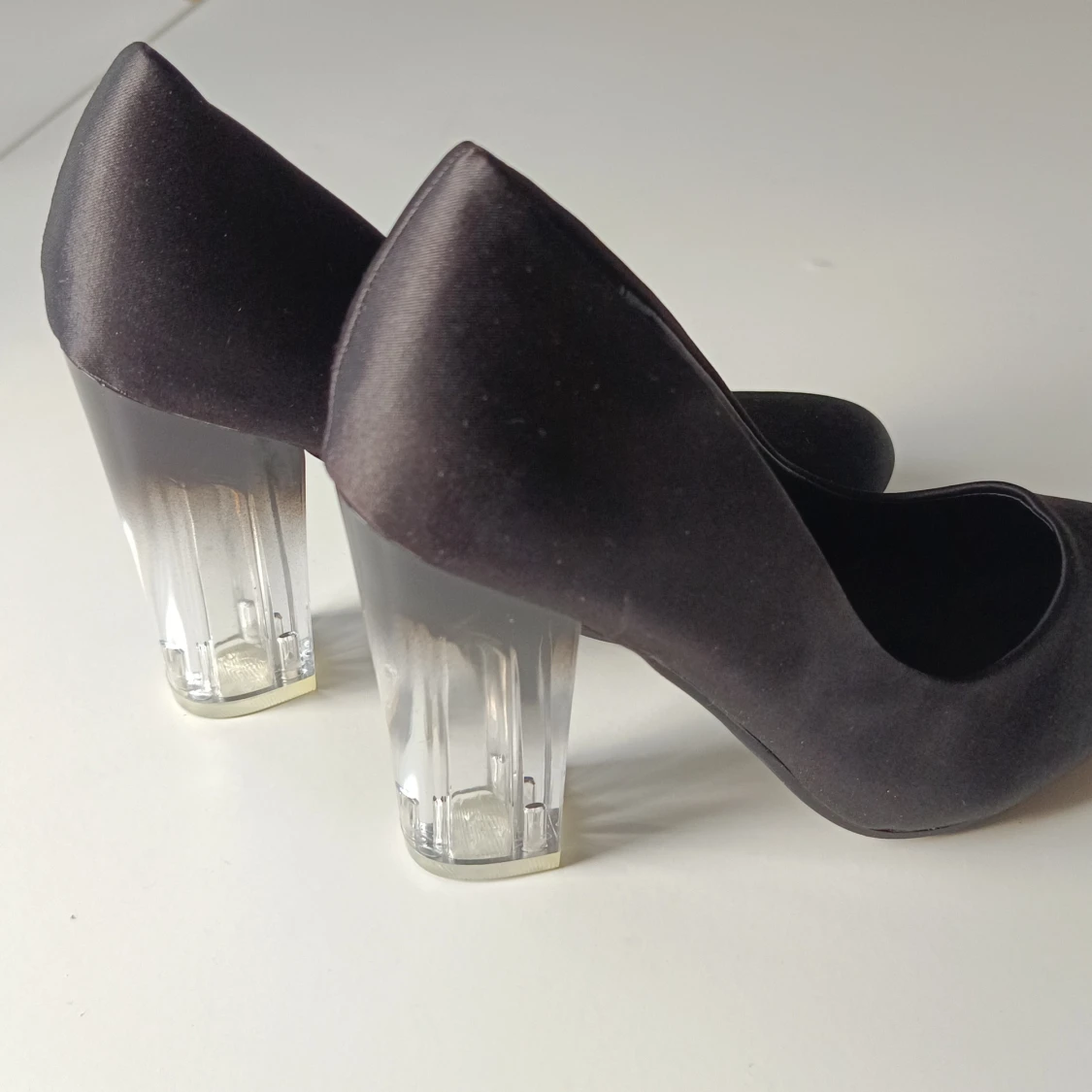 Svarta pumps med transparent klack - 92