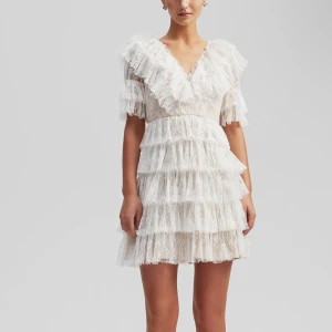 by malina klänning  -  by malina klänning som passar perfekt till studenten och mycket annat! Ursprungligen en annan storlek men tog till skräddaren så storleken är S Buda på!  Nypris:2800