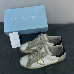 Philippe model storlek 44 - Säljer mina Philippe model då det är för stora för mig. Skorna är köpte på Sicuro Fashion.  Lite använda, dem har märken på undersidan av skon och en av dem har ett märke inuti. Det är storlek 44 men passar nog 43,5 också.Skriv vid minsta fundering👍🏼☺️