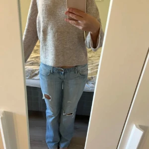 Lågmidjade jeans - As snygga lågmidjade jeans köpta på plick, säljer då de tyvärr var för stora 💕 midjemått- 40 cm rakt över o innerbenslängden-85cm. (Lånade bilder) använd gärna köp nu!