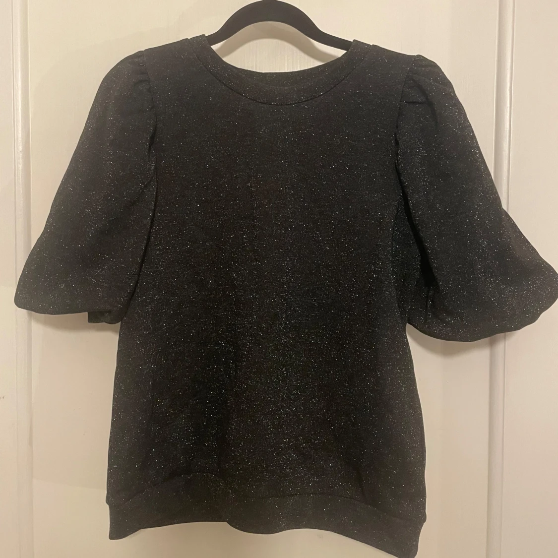 Glitter topp med puff ärmar