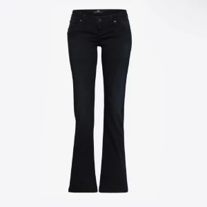 Ltb jeans - Funderar på att sälja mina assnygga svarta ltb valerie jeans då dem börjar bli försmå, de är i storlek 24/30 och jättebra skick, inga defekter💗kom med prisförslag!!