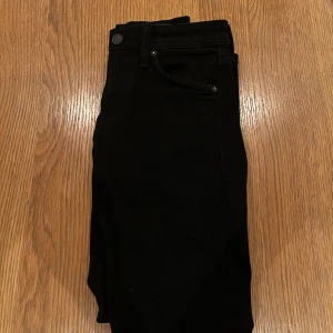 Jack and Jones jeans - Jeans från Jack and Jones! Skick 9/10 alltså är de i väldigt bra skick. Storlek 27 30 slim. Perfekt att köpa nu inför hösten och vintern! Vid några funderingar är det bara att skriva i dm! 