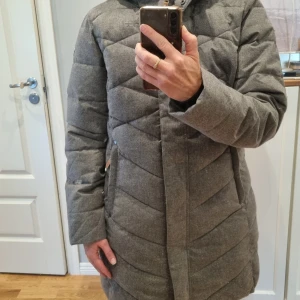 Grå täckkappa - Säljer helt ny täckkappa. Grå, stl 38.