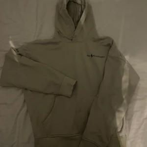 Ralph Lauren Hoodie - Fet Polo Ralph Lauren hoodie. Storleken är small och den är väldigt bra skick. Skriv vid funderingar.
