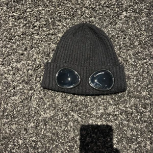 Cp comapany mössa  - Tjena jag säljer en cp company mössa som jag alldrig använt. Den har inga repor och inpricip sprillans ny. Den passar alla och den är perfekt inför vintern.😄