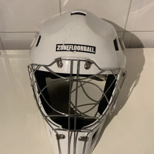 Innebandy Hjälm Zone - Små defekter på hjälmen men annars inte mer än det, syns inte på planen Nypris ligger runt 2500 säljs för 499