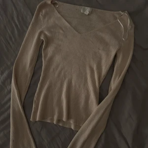 V-ringad tröja - Långärmad fin v-ringad tröja i beige, inge defekter! Kommer en ihåg va jag körde den för men mellan 150-200kr