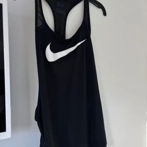 Nike träningslinne med djup rygg  -  Super fint skick. 