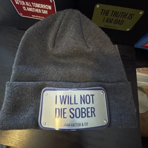 John hatter beanie - Nyskick, använd 1 gång vintern 2022 sen har den legat i kartongen. 