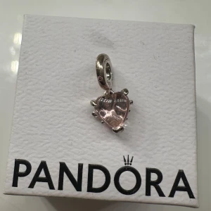 Pandora berlock - Jättefin ljusrosa berlock som man kan sätta på smycken💕pris kan diskuteras vid snabb affär💕