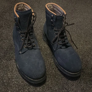 Sneaky steve vinterkängor - Vinterkängor från SneakySteve, snygga, stilrena och  perfekta nu till hösten/vintern. Endast använda ett fåtal gånger, enda defekten är att ena änden på ett snöre har gått av lite. Tveka inte på att höra av dig vid minsta funderingar.