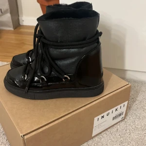 Inuikii  - Säljer eftersom dom inte är min stil 🫶🏻original pris runt 3300kr skickas i original låda🫶🏻(saknar klacken i skon, så man måste köpa till en egen)