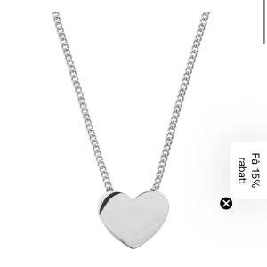 Halsband edblad - Säljer mitt silver halsband från edblad då jag har bytt till guld smycken! Det är använt men har inga skador alls, ser ut som nytt!  Skriv om ni vill ha några andra bilder på halsbandet❤️