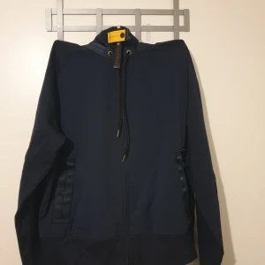 Parajumpers - Säljer min parajumper helt ny aldrig andvänd säljer den för att jag köpte den o den var för liten . Priest kan diskuteras 