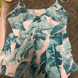 Sommar linne - Den här tröjan är perfekt för sommar. Det finns palm löv som mönster på tröjan. 