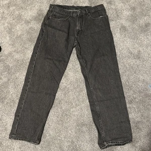 Svarta jeans från Vailent - Säljer ett par svarta jeans från Vailent i storlek L. De har en klassisk femficksdesign och är perfekta för både vardag och fest. Jeansen har en lite bredare passform och är tillverkade i ett slitstarkt material.