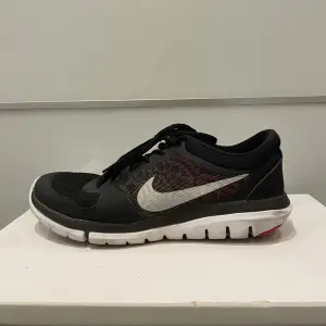 Nike gympa/träningsskor, använt skick men inget trasigt eller sönder, sulan lite nersliten men inget märkvärt