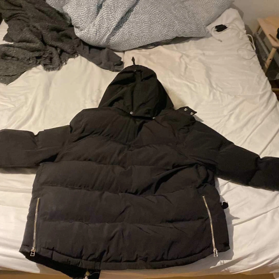 Svart dunjacka med pälsdetalj - 92