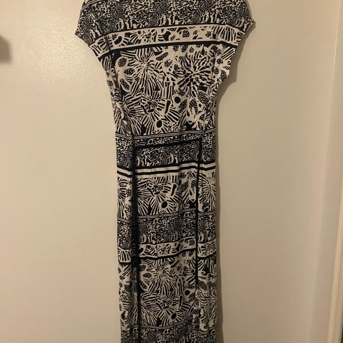Svartvit mönstrad klänning från Noom - 90