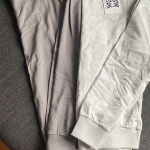 perrelli sweatshirt hoodie  - Nytt skick helt nya.  Storlek 170-176 14 till 16 år. perrelli sweatshirt hoodie Oanvända fina tröjor.   säljer dom 2 tillsammans för 300kr annars 200kr styck