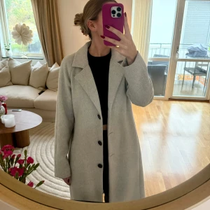 Grå kappa - Grå kappa med avtagbart skärp ifrån Object. Strl 36. Använd men i mycket fint skick!