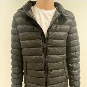 Massimo dutti jacka - Riktigt snygg och bra kvalité jacka från Massimo dutti perfekt för kylan och regnat som nu kommer till höst, priset går att diskutera 