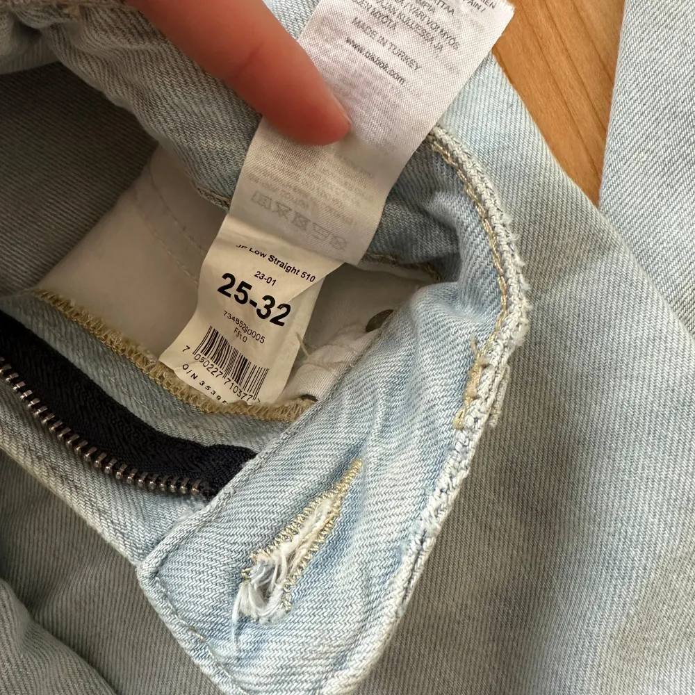 Lågmidjade jeans i en rakmodell från bik bok i en ljusblå tvätt, storlek 25-32 Endast använda ett fåtal gånger☺️. Jeans & Byxor.