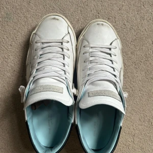 Philipe Models - Storlek 41  Använt i drygt en månad  Säljer då dem är för stora för mig 