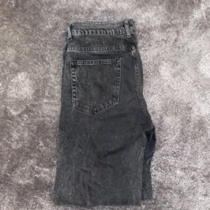 Woodbird jeans  - Storlek 30/32. Mörkgråa jeans. Skick 7/10 