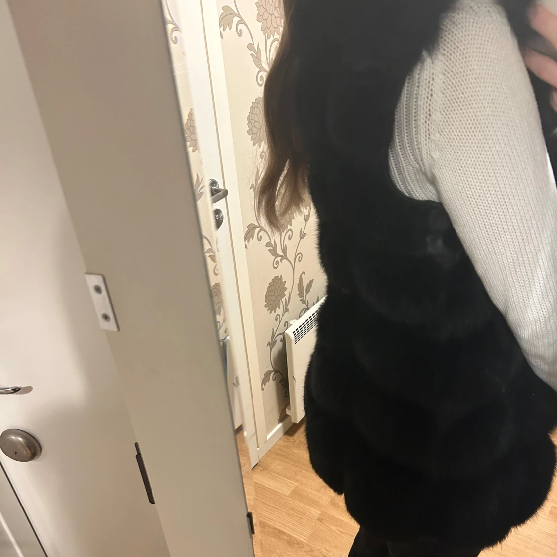 Svart pälsväst med dragkedja - 91