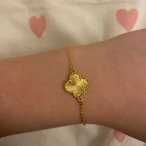 Van cleef armband - Använd ett fåtal gånger, är i jätte bra skick och har jätte fin guld färg