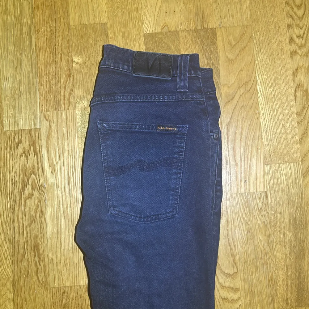 Perfekta nudie jeans inför vintern. Inga synliga skador fast finns en liten lagning i skrevet. . Jeans & Byxor.