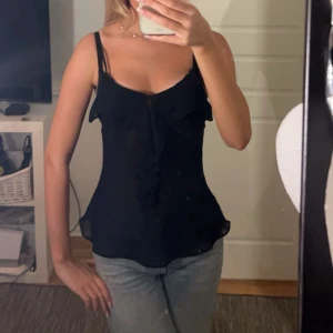 Topp - Säljer en fin, tunn o lite lätt genomskinlig svart topp, säljer pga den kommer inte till användning längre. Lappen är inte kvar men skulle tro att den är i storlek xs med justerbara band, funkar knäppt eller öppen. I nyskick me inga defekter/fläckar💕