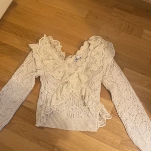 Volang topp zara - Säljer en volang topp från zara som är i helt nyskick och använts en gång. Slutsåld på hemsidan🩷