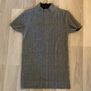 Tröja  - Glittrig festtröja som används en gång tidigare 