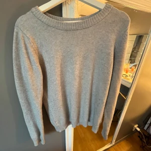 Grå stickad tröja - Säljer min jätte fina stickade tröja då den inte kommer till användning längre❤️