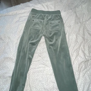 Juicy byxor - Säljer mina nästan helt nya juicy byxor, byxorna är i storlek XS och är enbart andvända 1/2 gånger, de finns inga tecken på andvändning.