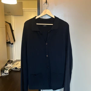 Massimo Dutti - Säljer denna tröja från Massimo dutti som nästan är i nyskick! Köpt i våras och använd fåtal gånger. Storlek L men passar även M. Nypris ligger runt tusenlappen. Mitt pris 299. Hör av er om ni har några frågor.🤝